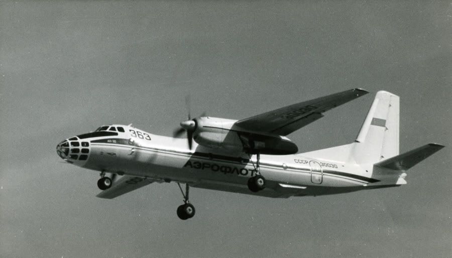 http://i809.photobucket.com/albums/zz20/A30yoyo/Antonov363bw900.jpg