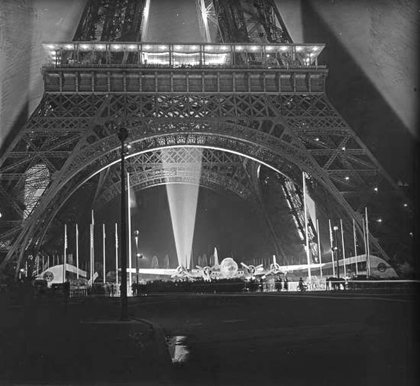  photo EiffelSearchlightsB-17_zpsa01609b4.jpg