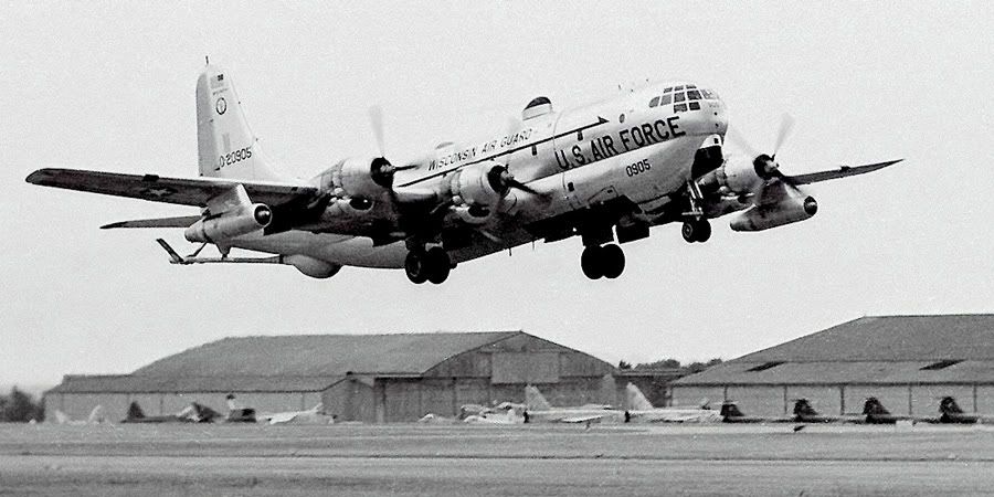 http://i809.photobucket.com/albums/zz20/A30yoyo/KC-97Ltakeoff.jpg